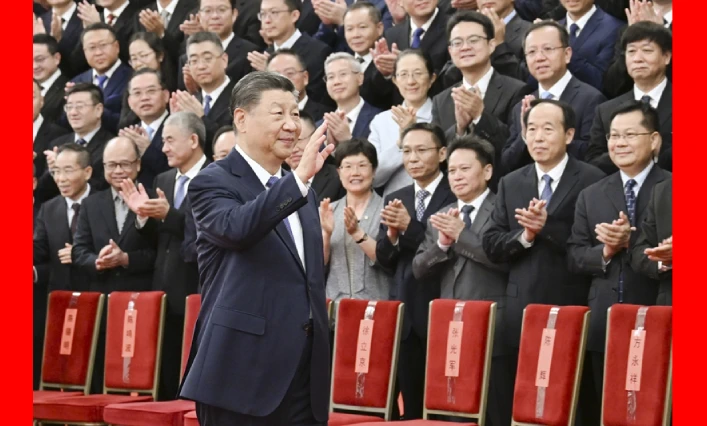 習近平在接見探月工程嫦娥六號任務參研參試人員代表時發表重要講話強調 再接再厲乘勢而上 加快建設航天強國 并參觀月球樣品和探月工程成果展覽